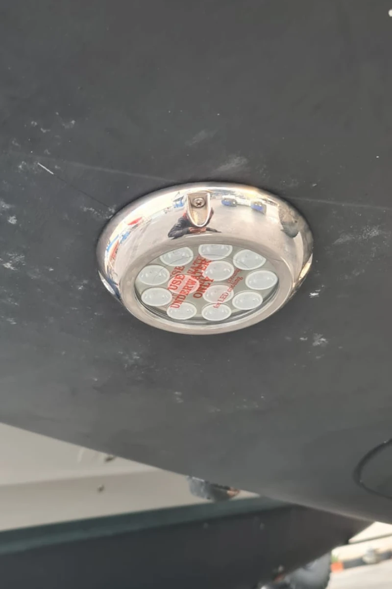 Installazione luci subaquee su catamarano