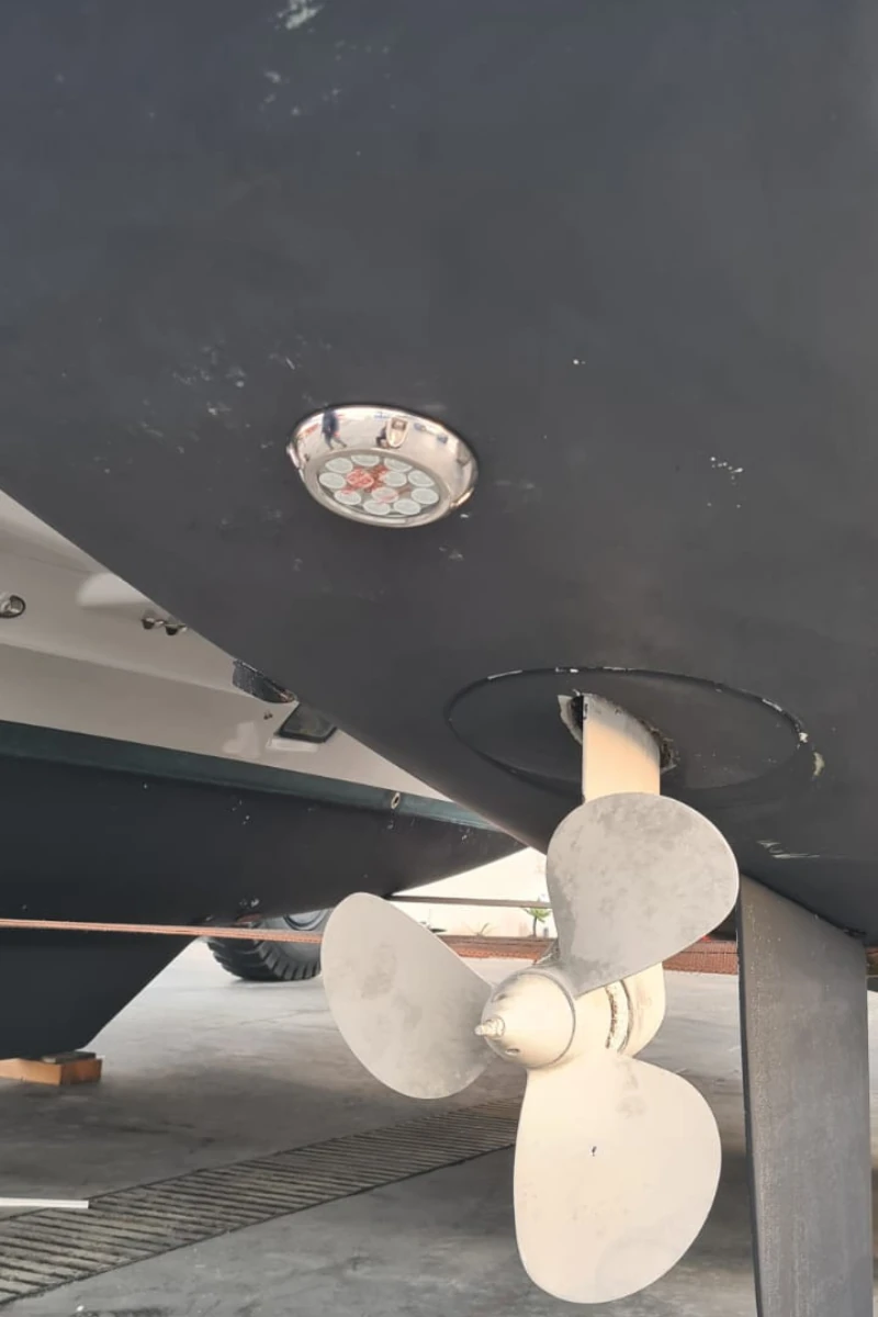 Installazione luci subaquee su catamarano