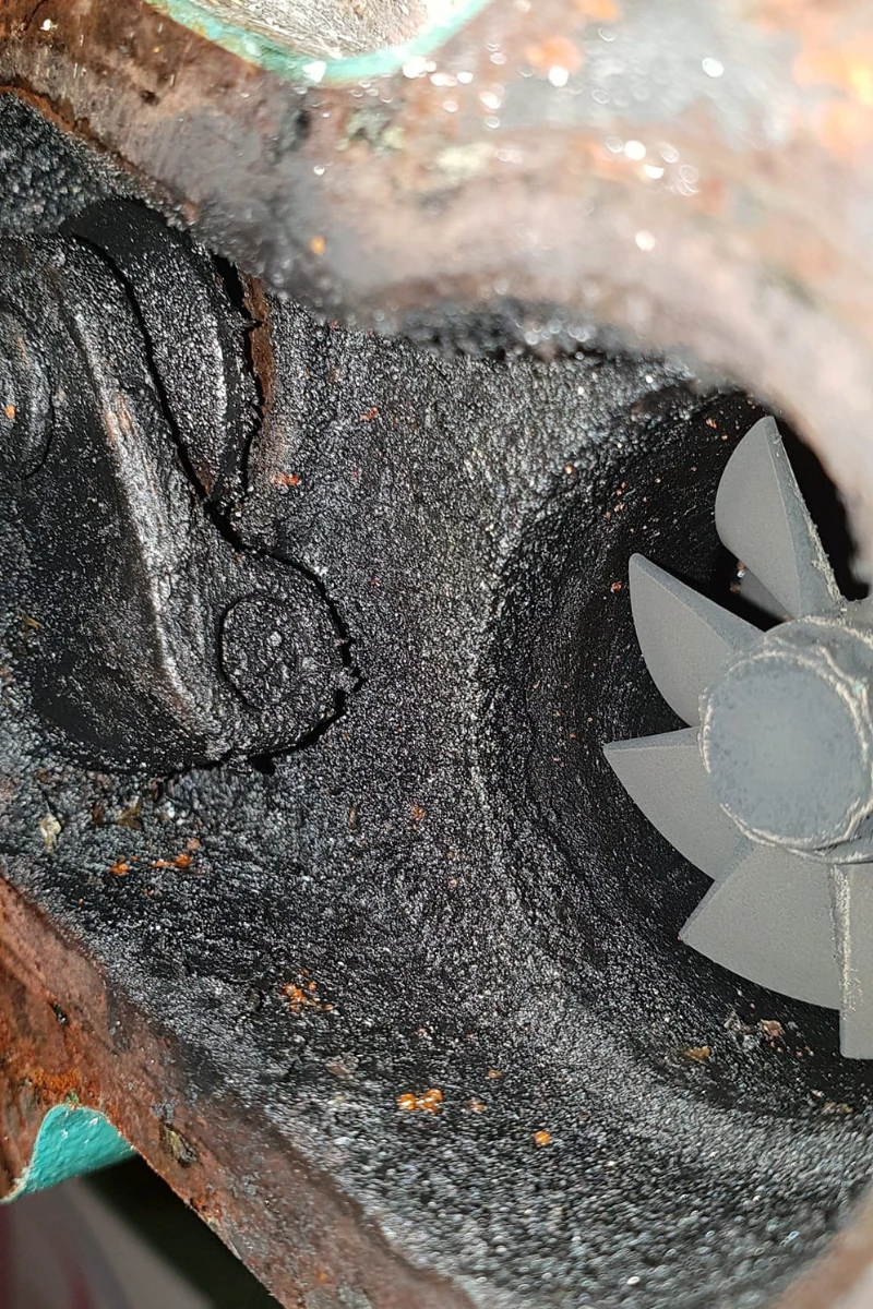 Turbina motore entrobordo Volvo Penta prima del trattamento
